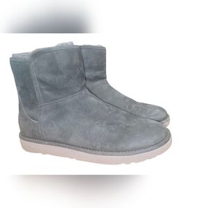 Women's Gray Ugg Boots. Shortie